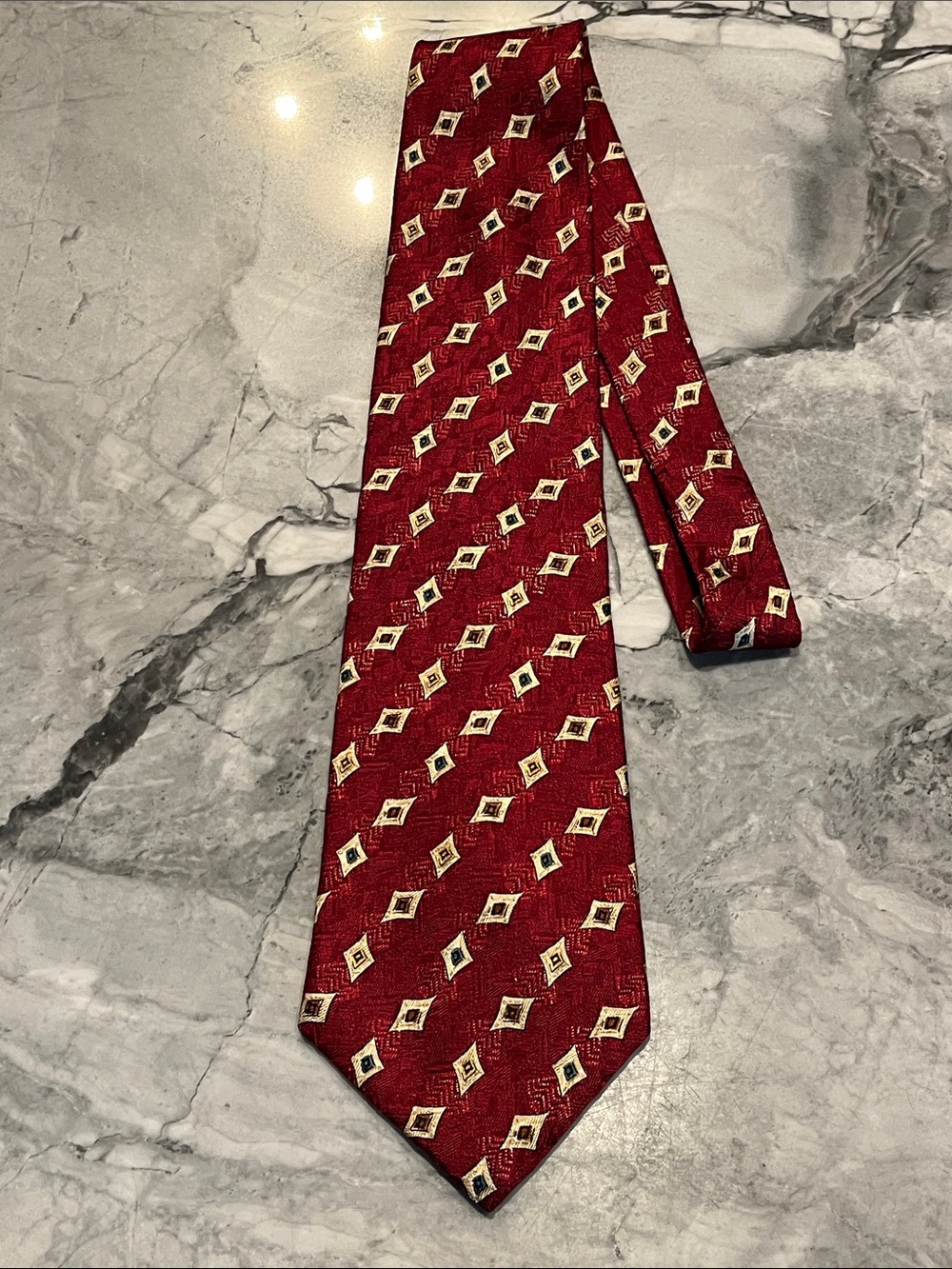 Perry Ellis Portfolio Necktie! Tie is 100% silk, printed in Italy!